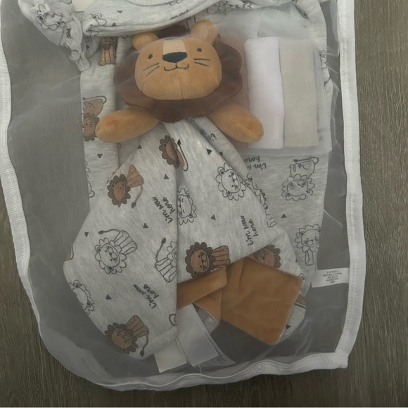 2 Baby Sets Body Suit Sleeper Socks Bib Wash Cloth Size 0-3 3-6 Months - Picture 8 of 9